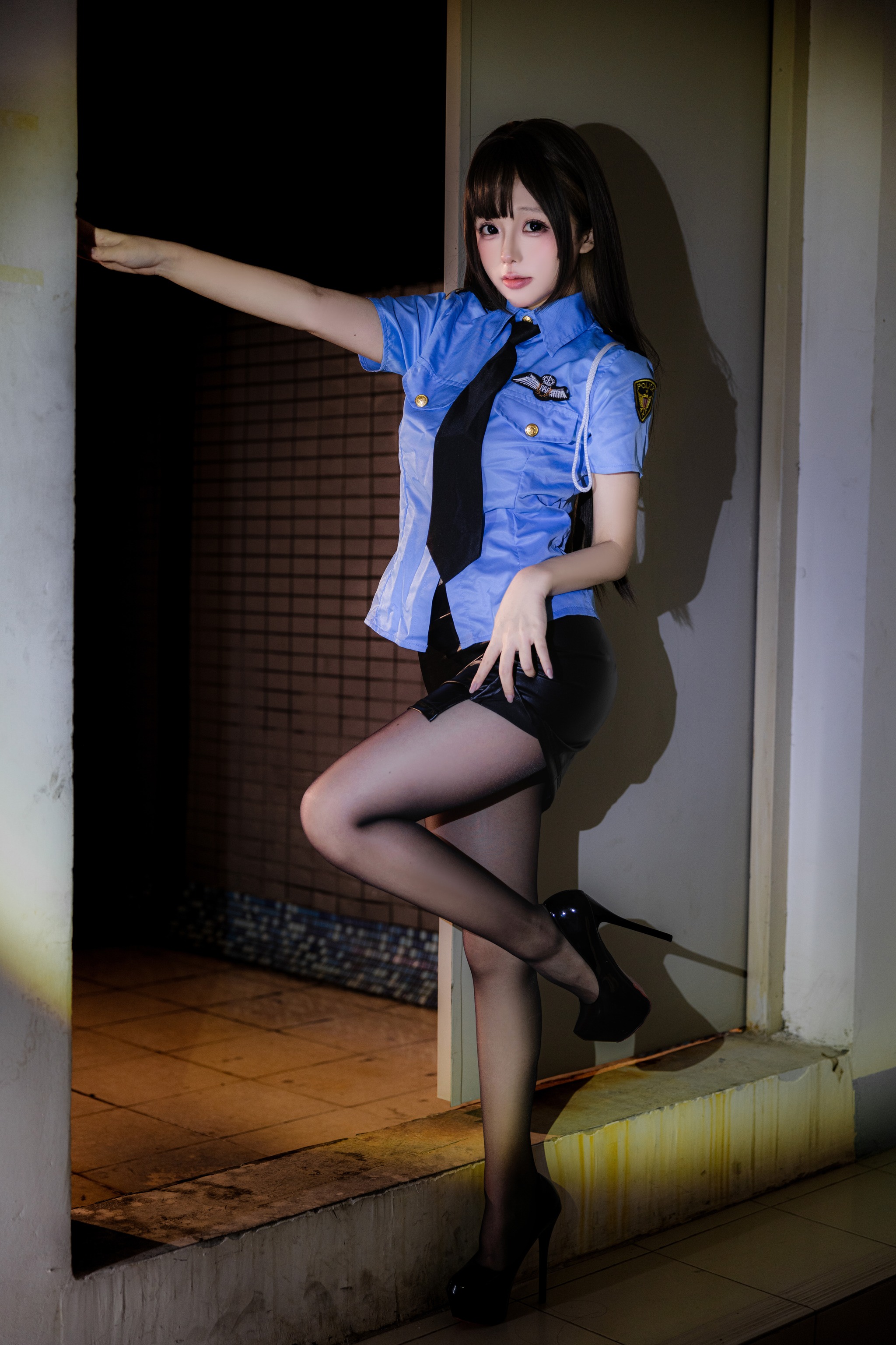 日奈娇 – NO.251 楼道保安[168P5V]-XikXak